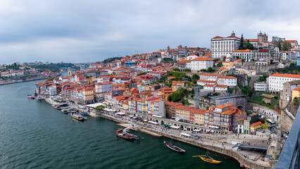 ポルトガル　湾岸都市ポルトのドウロ川のある風景