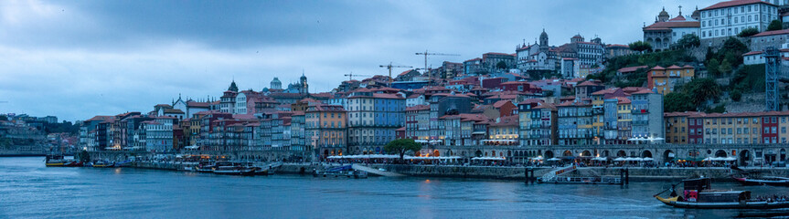 ポルトガル　湾岸都市ポルトのドウロ川のある風景 © RITSU MIYAMOTO