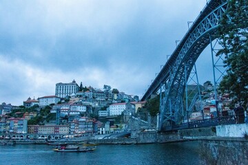 Obraz premium ポルトガル 湾岸都市ポルトのドウロ川のある風景