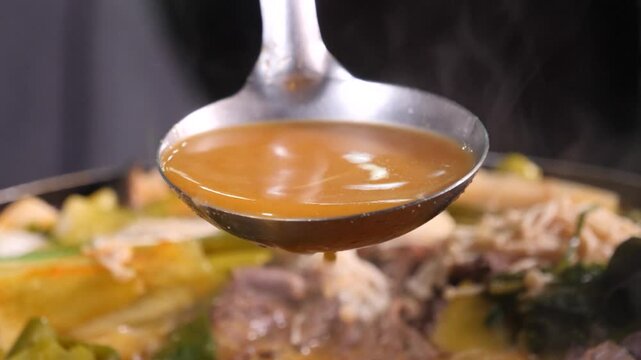 버섯과 잘게 찢은 고기가 듬뿍 들어간 전골