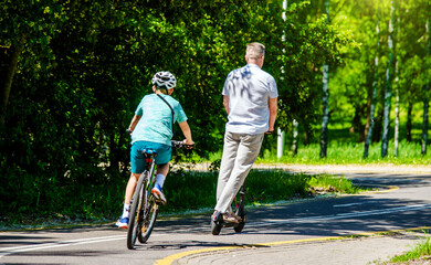 Obraz premium Cyclists ride on the bike path in the city Park 