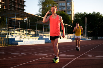 Obraz premium athlete rejoices at victory in marathon at stadium