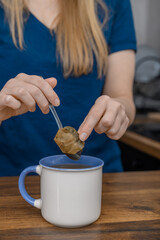 Herbata ekspresowa z torebki, wyjmować torebkę herbaty z kubka z bliska 