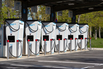 Station de recharge des services autoroutiers de France (chargement de véhicules électriques, de...