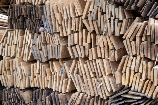 Stock de tavaillons pr&ecirc;t &agrave; &ecirc;tre utilis&eacute;. Plaques de ch&ecirc;ne ou d&rsquo;&eacute;pic&eacute;a utilis&eacute;es comme des tuiles pour la couverture des toits au Moyen-&Acirc;ge.