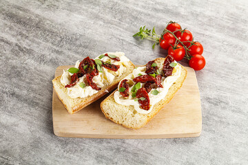 Bruschetta with strachatella and dry tomato