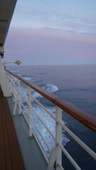 Abendstimmung auf einem Schiff im Ozean