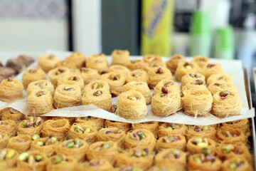pastelitos árabes de hojaldre, miel y frutos secos