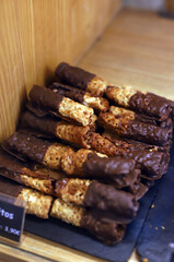 pasteles de teja crujientes con chocolate en la bandeja de la pastelería