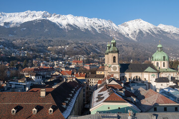 Obraz premium Innsbruck with view on mountain range 