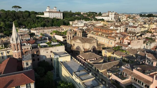 Panoramica sul centro storico di Roma visto dalla terrazza del Pincio.
Ripresa aerea con drone fino a Trinit&agrave; dei Monti e la cupola di San Pietro, passando per terrazze, chiese e campanili.