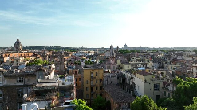 Panoramica sul centro storico di Roma visto dalla terrazza del Pincio.
Ripresa aerea con drone fino a Trinit&agrave; dei Monti e la cupola di San Pietro, passando per terrazze, chiese e campanili.
