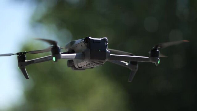 Drone in primo piano pronto per il decollo.
Il drone staziona in volo pronto per partire ed effettuare le riprese aeree.