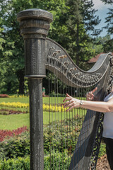 osoba grająca na instrumentach w parku © siwyk