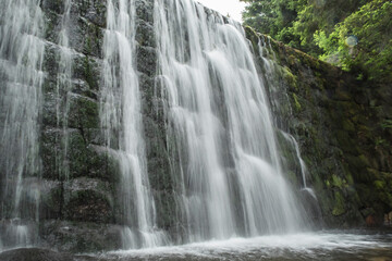 wodospad w leśnym otoczeniu, bujnej zieleni lata. © siwyk