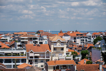 ARCACHON (côte Atlantique, France). Vue sur les toits du centre-ville