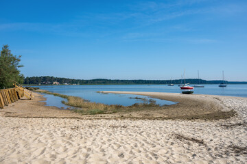 CAP FERRET (Bassin d'Arcachon, France). Vue sur la plage du village de Claouey