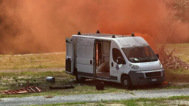 Simulazione esplosione di un furgone durante un attentato terroristico.
Fuoco e fumo divampano dal camioncino durante una simulazione di incendio.