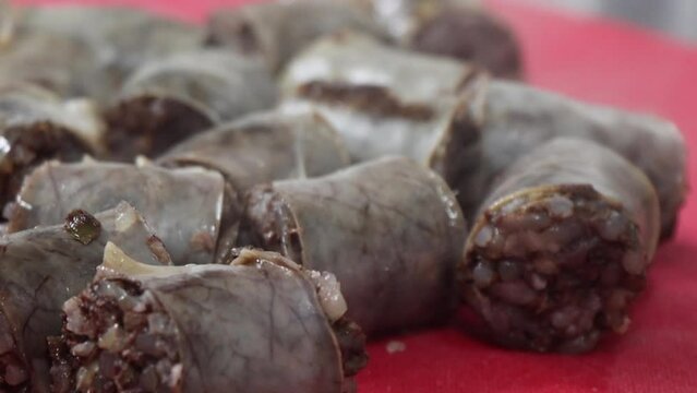 빨간 도마 위에서 썰리는 김이 모락모락 나는 순대