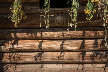 ściana w desek brązowych z wyraźnymi słojami i sękami. © siwyk