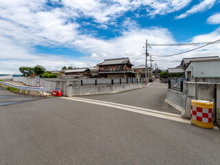 改修された橋と古い街並み