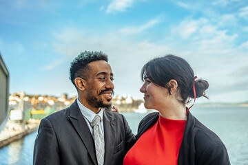 2 compañeros de negocio se miran. Emprendedores alegres.