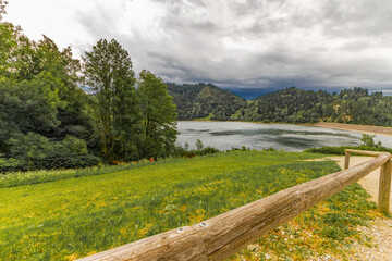 Obraz premium Bicycle route for a trip around Lake Czorsztyn, panorama of the Tatra Mountains