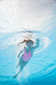 girl swiming  in  pool