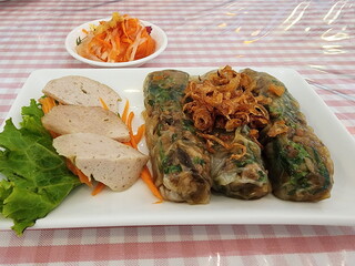 Steamed Rice Dumplings is a type of snack. Made from steamed dough and stuffed with cooked ground pork, served with pork sausage garnished with fried onions. Popularly eaten with fresh vegetables.
