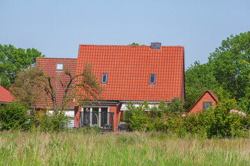 Wohngebäude, Einfamilienhäuser aus Backstein im Grünen, Leer, Ostfriesland, Niedersachsen, Deutschland