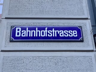 Obraz premium Bahnhofstrasse - Strassenschild in der Stadt Zürich, Schweiz Berühmte Einkaufsstrasse