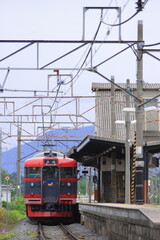 幹線時代の雰囲気が残る田中駅を発車するしなの鉄道115系電車_2024/6/9撮影