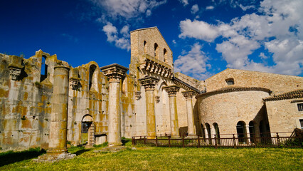 Obraz premium Il complesso della Santissima Trinità, detto anche l'Incompiuta di Venosa, Potenza, Basilicata. Italy