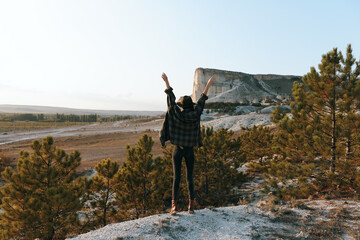 Obraz premium Achieving serenity woman on mountain summit embracing nature's beauty