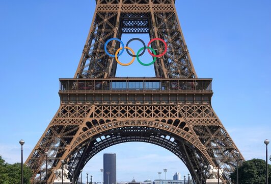 Anneaux des JO Paris 2024 expos&eacute;s sur la tour Eiffel	