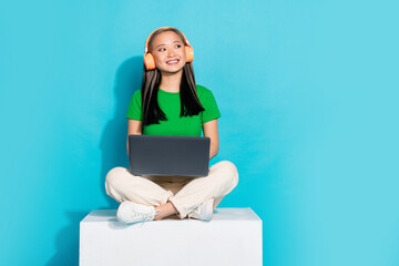 Obraz premium Full size photo of nice young girl sit podium look empty space wear t-shirt isolated on teal color background