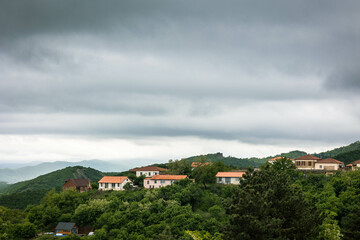 Obraz premium panoramic view of the houses of the city of Sighnaghi, Kakheti region, Georgia. cloudy rainy weather, spring 2024
