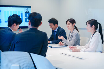 オフィスでリモート会議をするビジネスパーソン