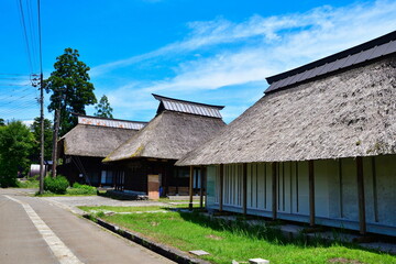 初夏の荻ノ島かやぶき環状集落（新潟県）