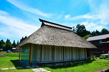 初夏の荻ノ島かやぶき環状集落（新潟県）