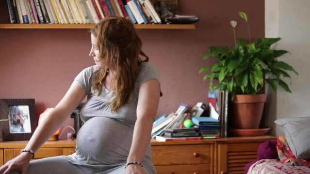 Mujer embarazada en bola de yoga
