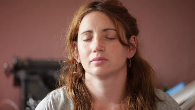 Mujer embarazada hace yoga