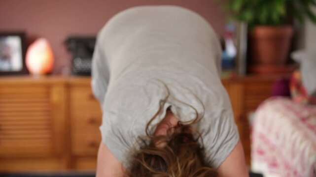 Mujer embarazada hace yoga 