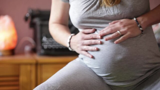 Mujer embarazada en bola de yoga