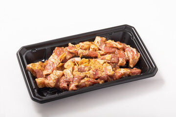 ［カナダ産］豚肩ロース　味付き　焼肉用（ガーリックペッパーステーキ）