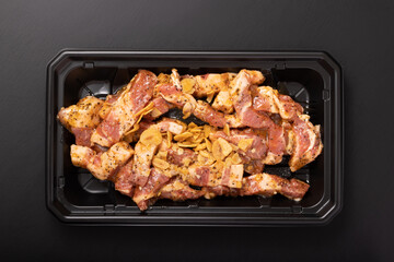 ［カナダ産］豚肩ロース　味付き　焼肉用（ガーリックペッパーステーキ）