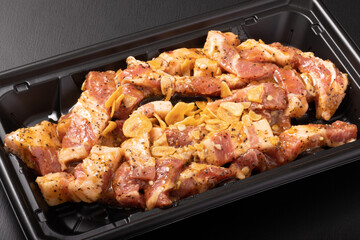 ［カナダ産］豚肩ロース　味付き　焼肉用（ガーリックペッパーステーキ）