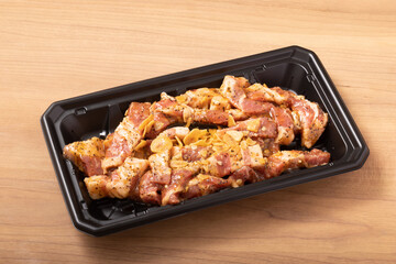 ［カナダ産］豚肩ロース　味付き　焼肉用（ガーリックペッパーステーキ）