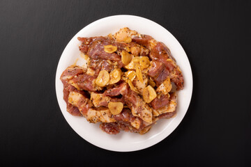 ［カナダ産］豚肩ロース　味付き　焼肉用（ガーリックペッパーステーキ）