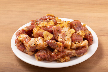 ［カナダ産］豚肩ロース　味付き　焼肉用（ガーリックペッパーステーキ）